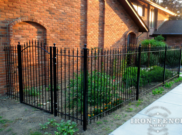 Pagar Tinggi dengan Puncak Taji